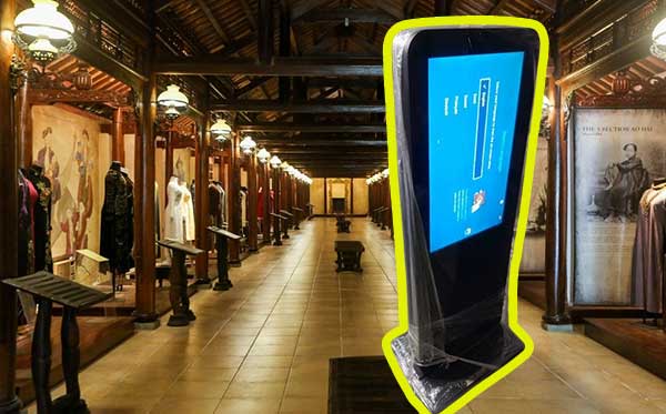Standee điện tử phù hợp không gian bảo tàng khu trưng bày sang trọng, showroom giới thiệu
