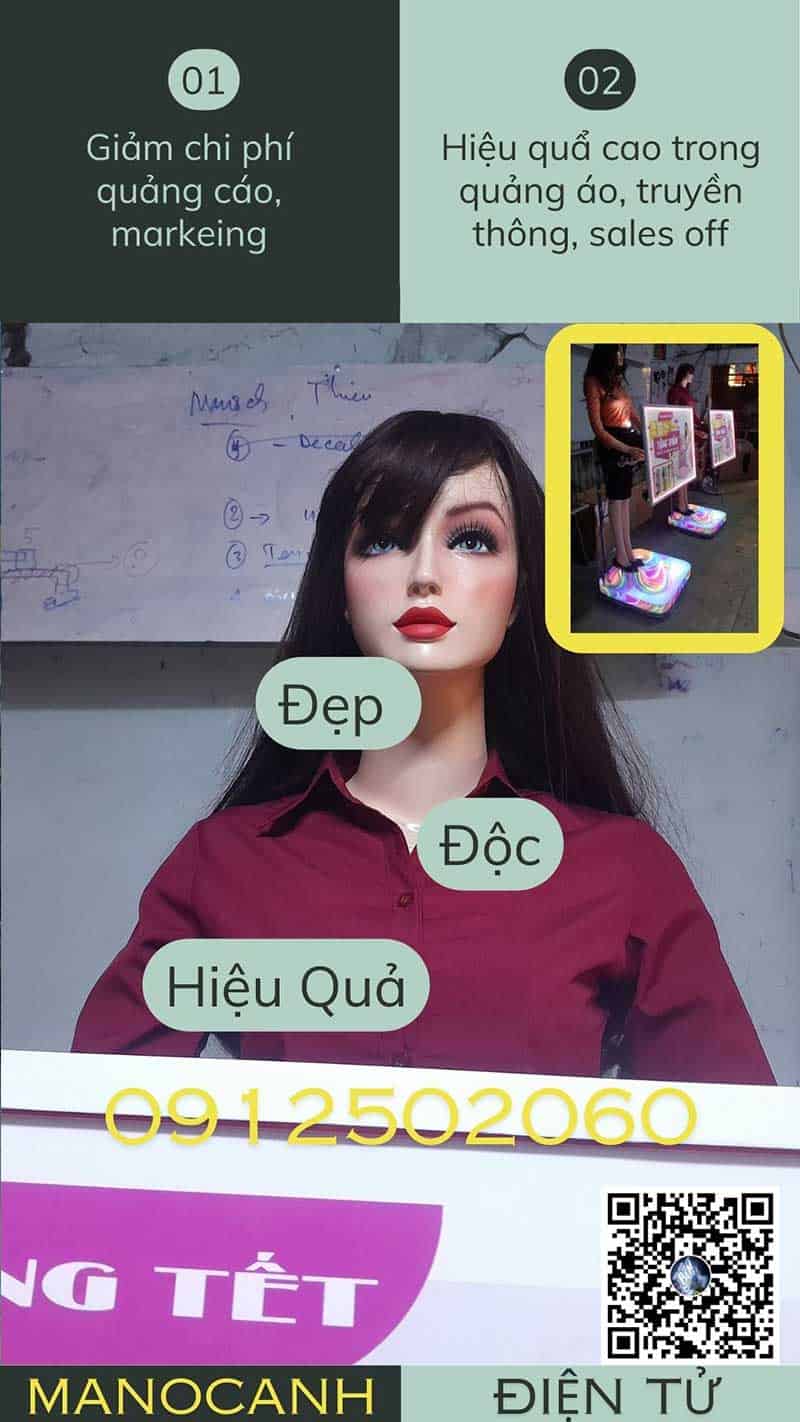 robot manocanh lắc lắc tay cầm bảng hiệu