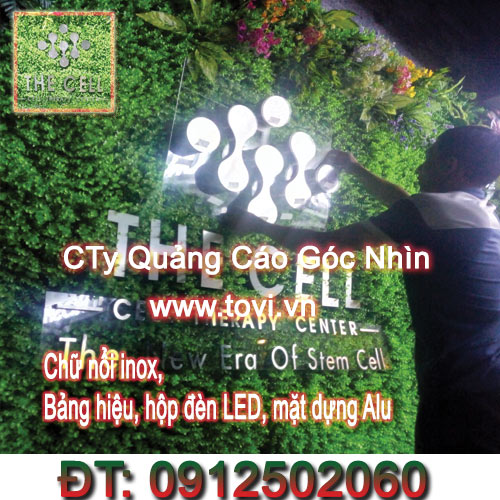 gan-logo-inox-tren-tham-co-vach-tuong-co-cay