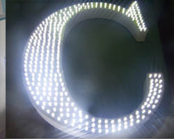 Chữ nổi mica gắn đèn LED siêu sáng lộ ra ngoài