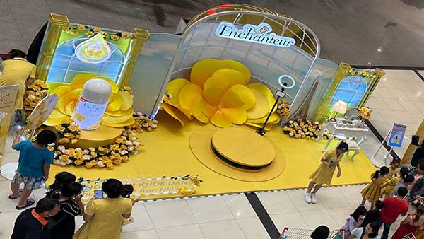 bục xoay 360 độ cho team building